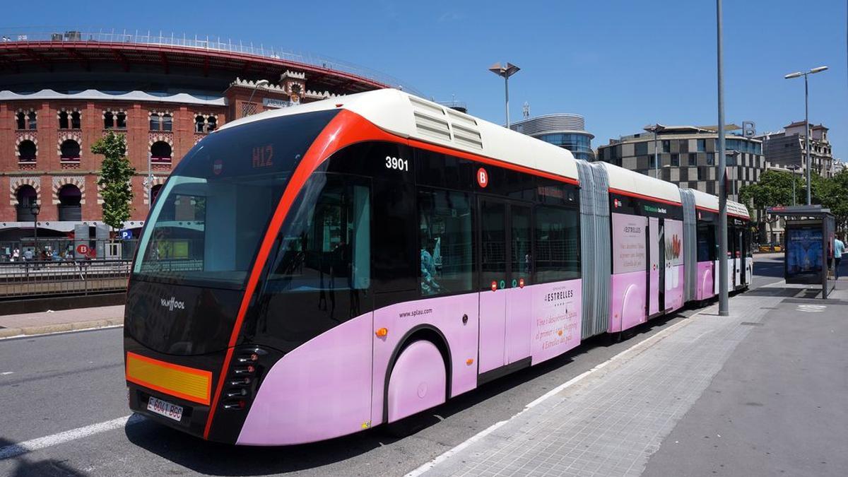 Un modelo de autobús híbrido biarticulado, que ha sido retirado de circulación en Barcelona.
