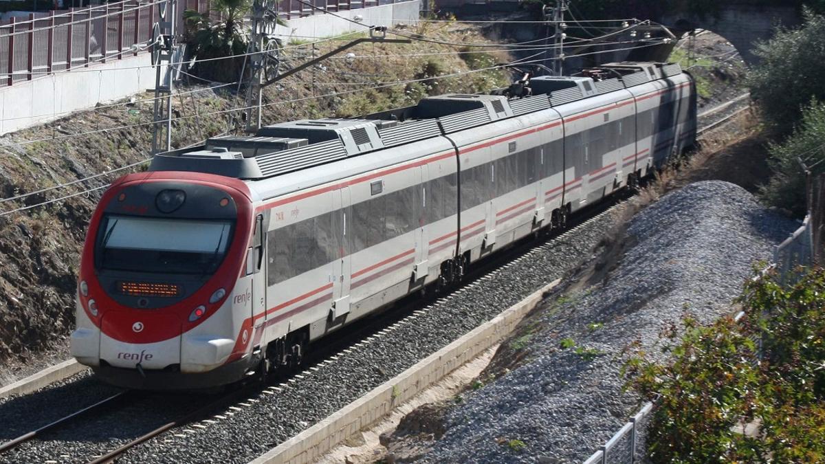 Un Cercanías pasando por Benalmádena camino de Fuengirola