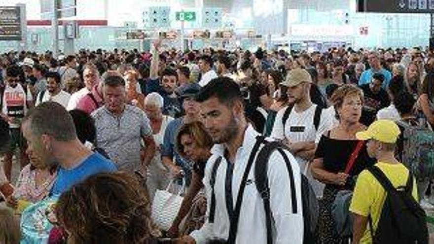 L&#039;aeroport del Prat viu una nova jornada de caos i  retrets sense acords entre les parts