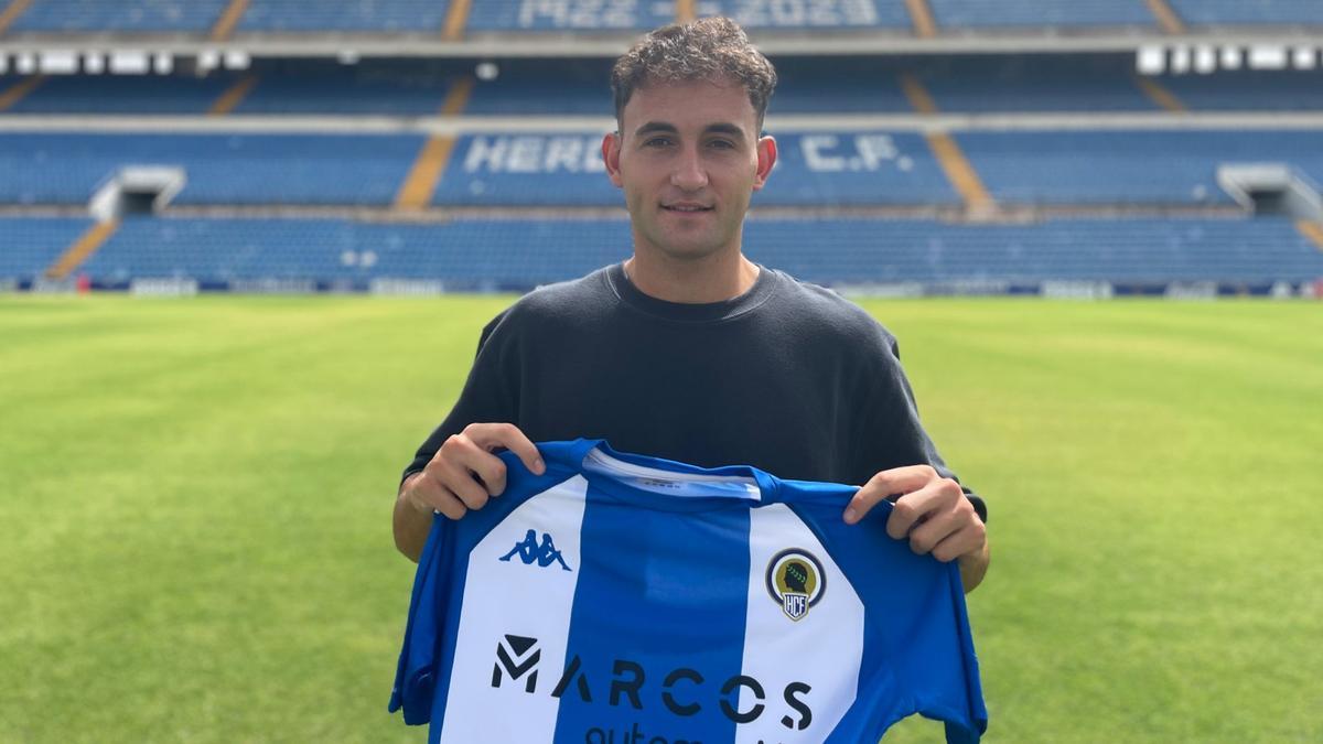 Carlos Mangada ya posó con la camiseta del Hércules.