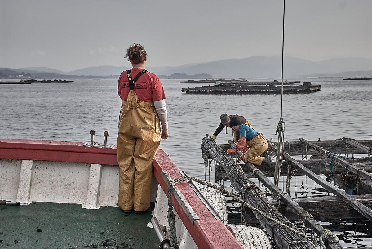 Las mujeres bateeiras de Arousa en el libro "La mujer y la mar", de Laura Prego y Raimon Moreno.