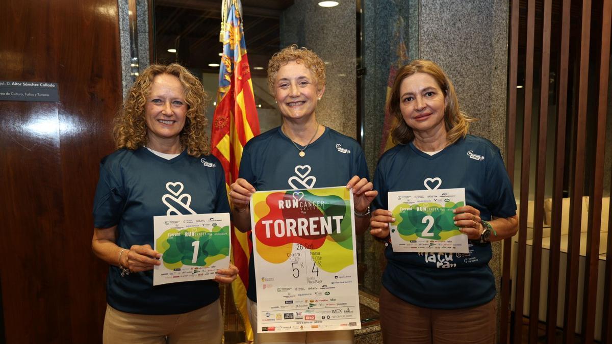 La alcaldesa, Amparo Folgado, y representantes de la RunCáncer 2026, con el cartel de la prueba.