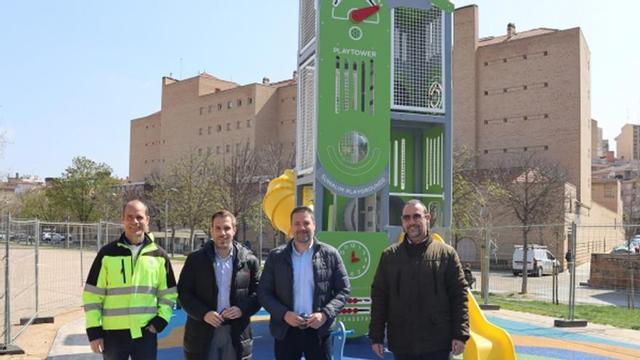 Los responsables del ayuntamiento, en uno de los puntos reformados.