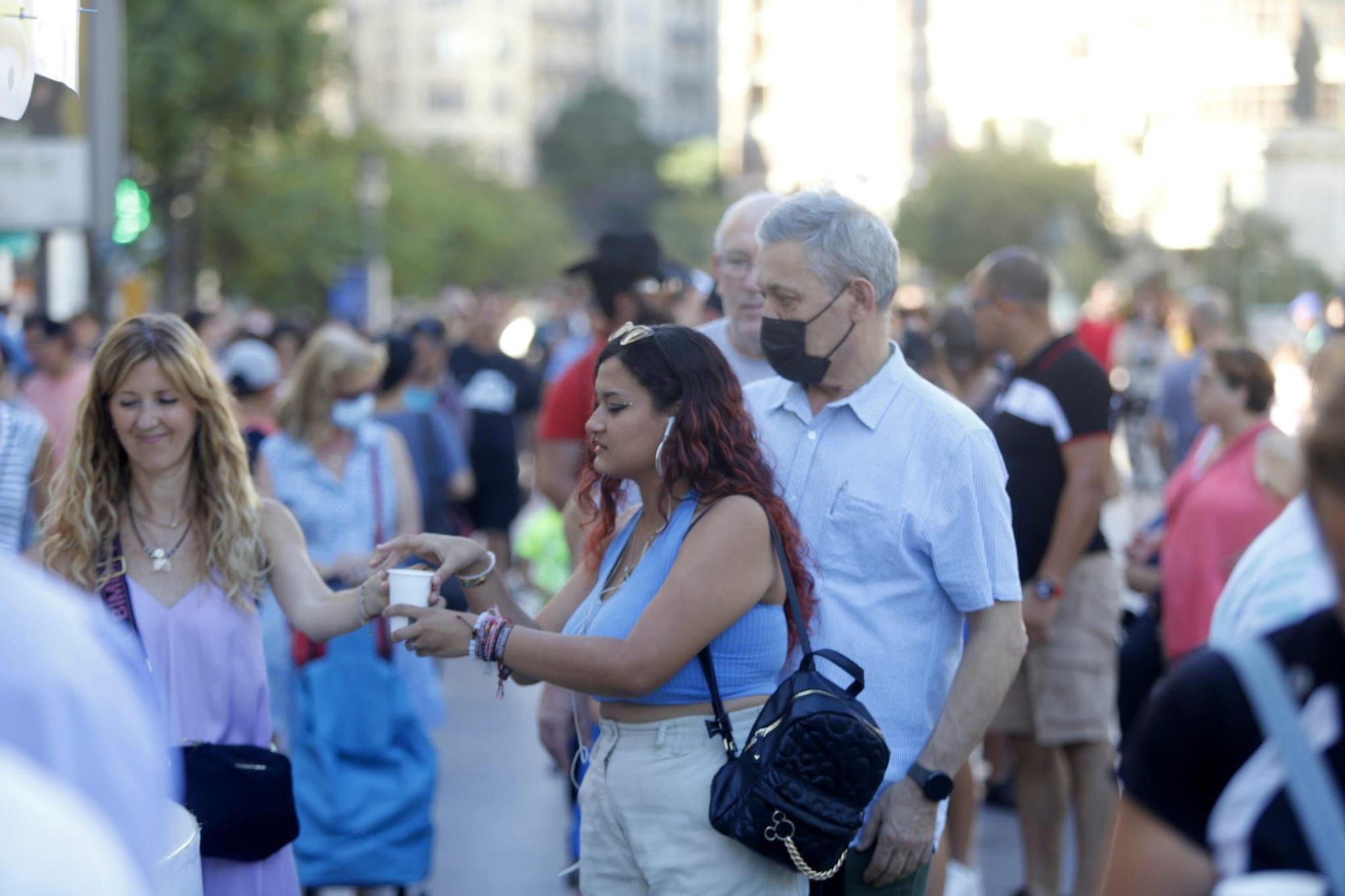 Cientos de personas y degustaciones gratis en el Día de la Horchata en València