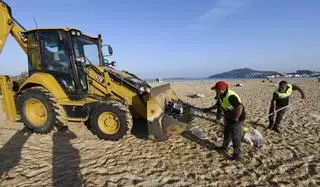 Praia América limpia la resaca del San Juan