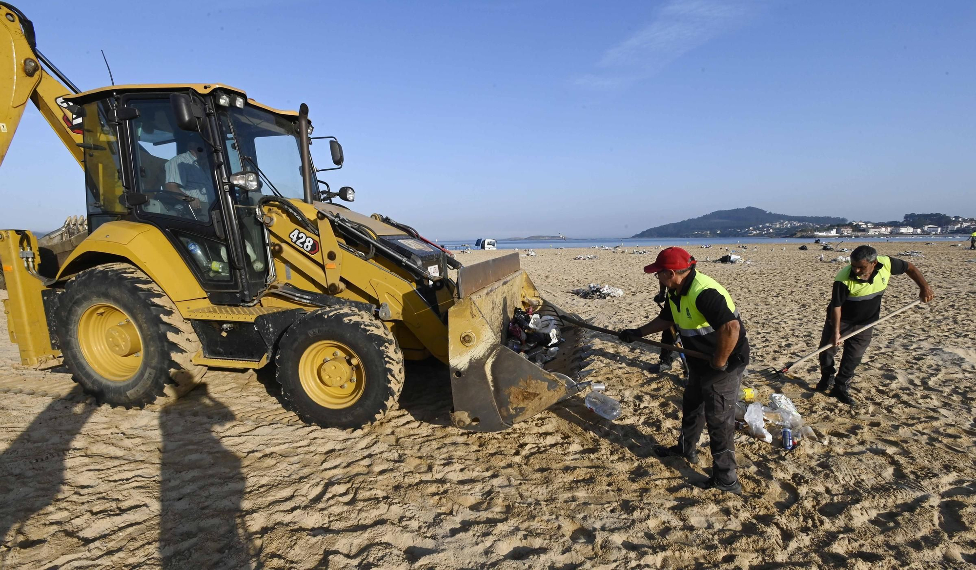 Praia América limpia la resaca del San Juan