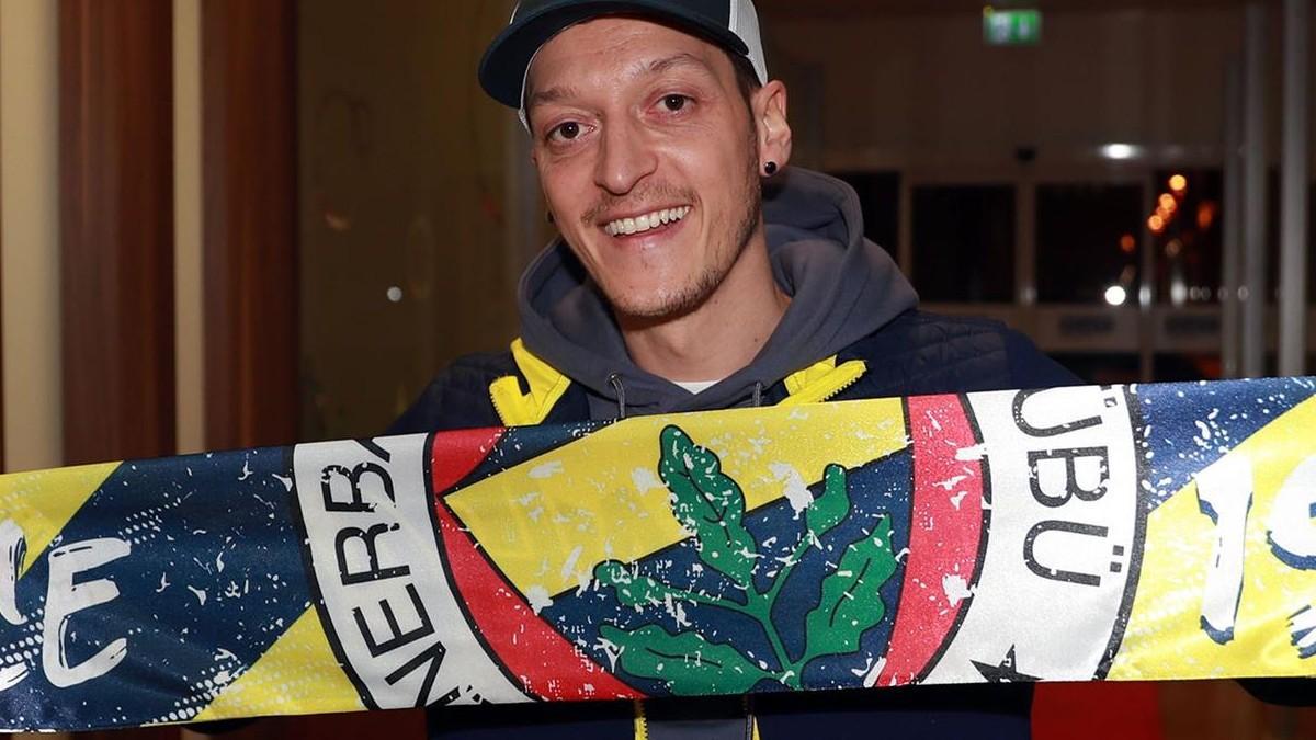 Mesut Özil, a su llegada a Estambul para fichar con el Fenerbahçe