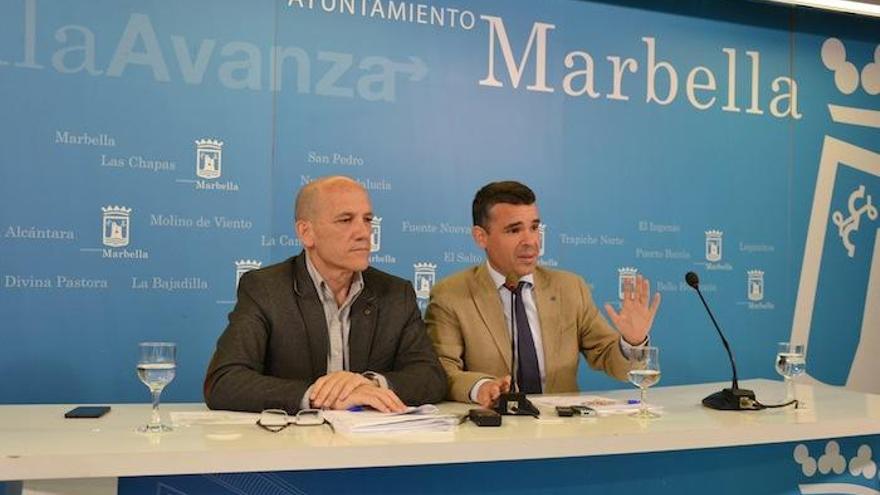 El edil de Hacienda, Manuel Osorio, y el alcalde, José Bernal, presentan el balance de 2015.