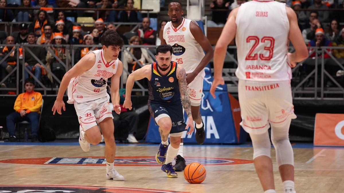 Dídac Cuevas arma un ataque del Leyma entre jugadores del COB en el Coliseum.