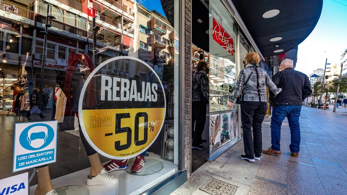 Un establecimiento con un cartel anunciando las rebajas de invierno.