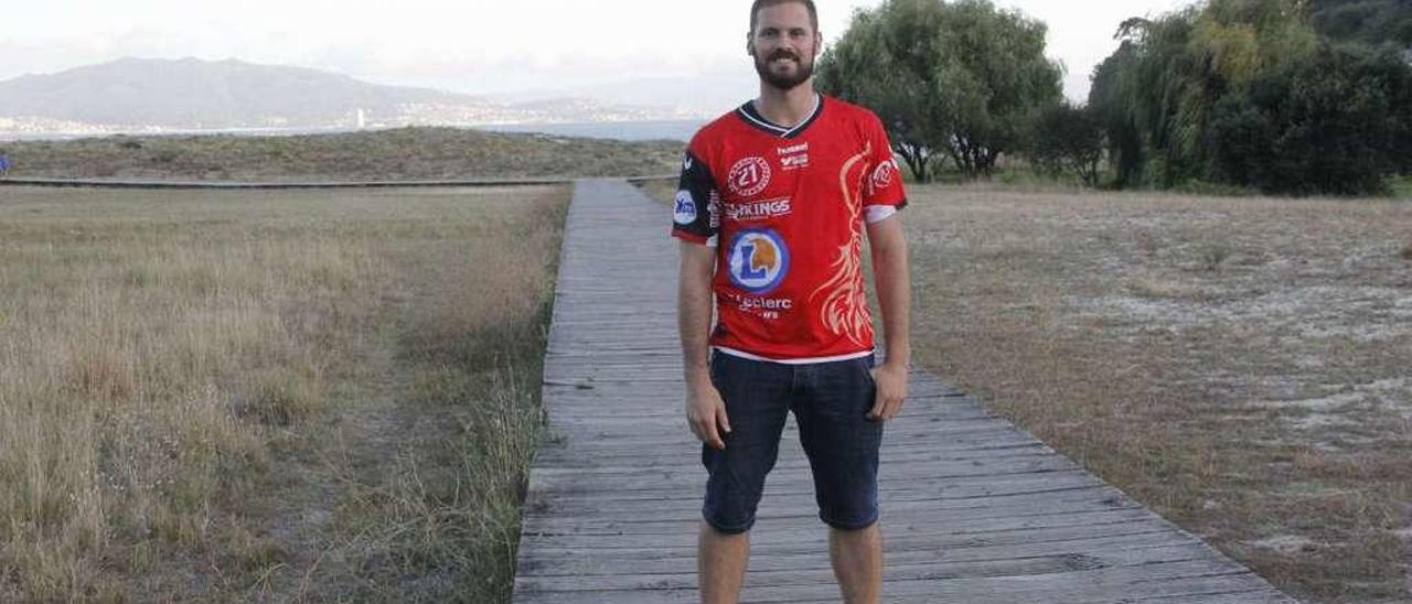 Adrián Rosales, en la playa de Liméns con la camiseta del Vikings Caen. // Santos Álvarez