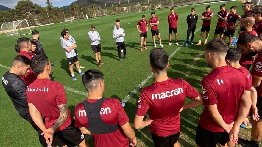 Julián Calero, hablando con sus jugadores antes de un entrenamiento.