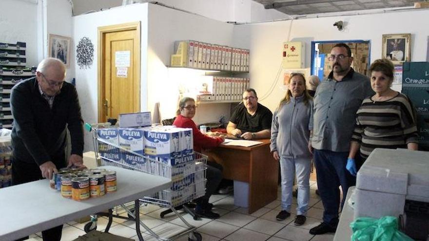 Curro López, ayer en la sede vecinal, en pleno reparto de alimentos.