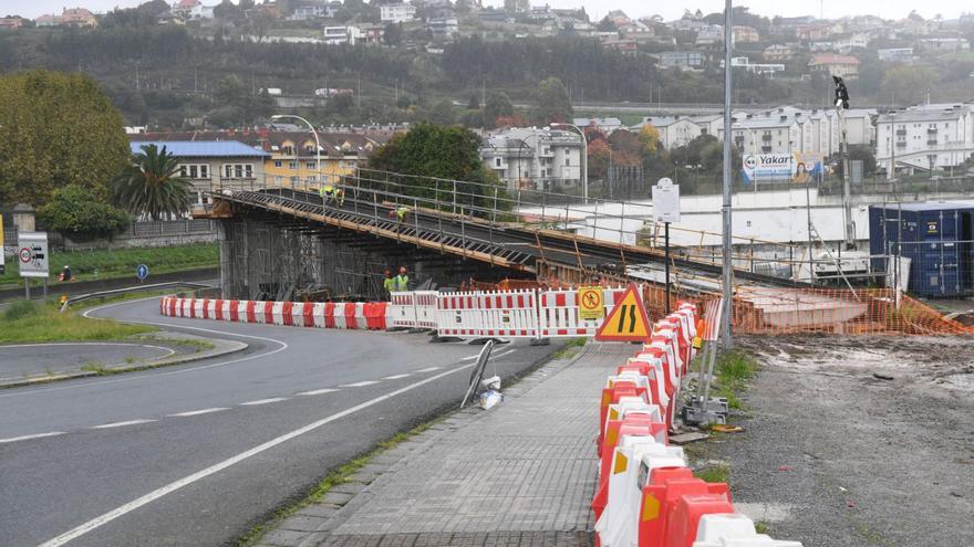 Obras de una pasarela en A Coruña. |   // C.PARDELLAS