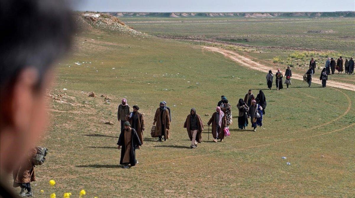 Combatientes del Estado Islámico y sus familias abandonan el feudo de Baghouz.