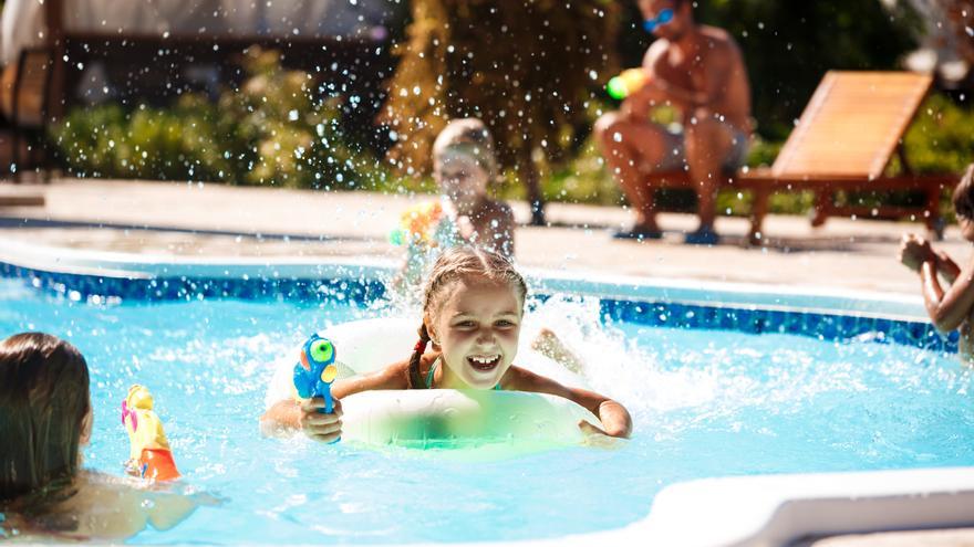 Vídeo | Els millors trucs per espantar les vespes a la piscina