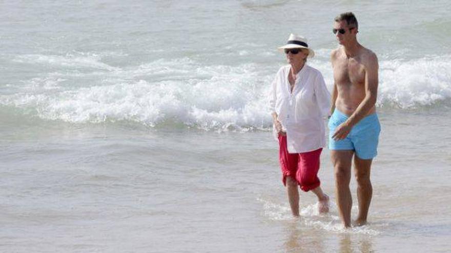 Urdangarin se relaja con su madre en las playas de Bidart