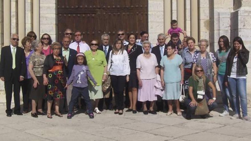 Los participantes en este encuentro posan delante de la fachada sur de La Colegiata de Toro.