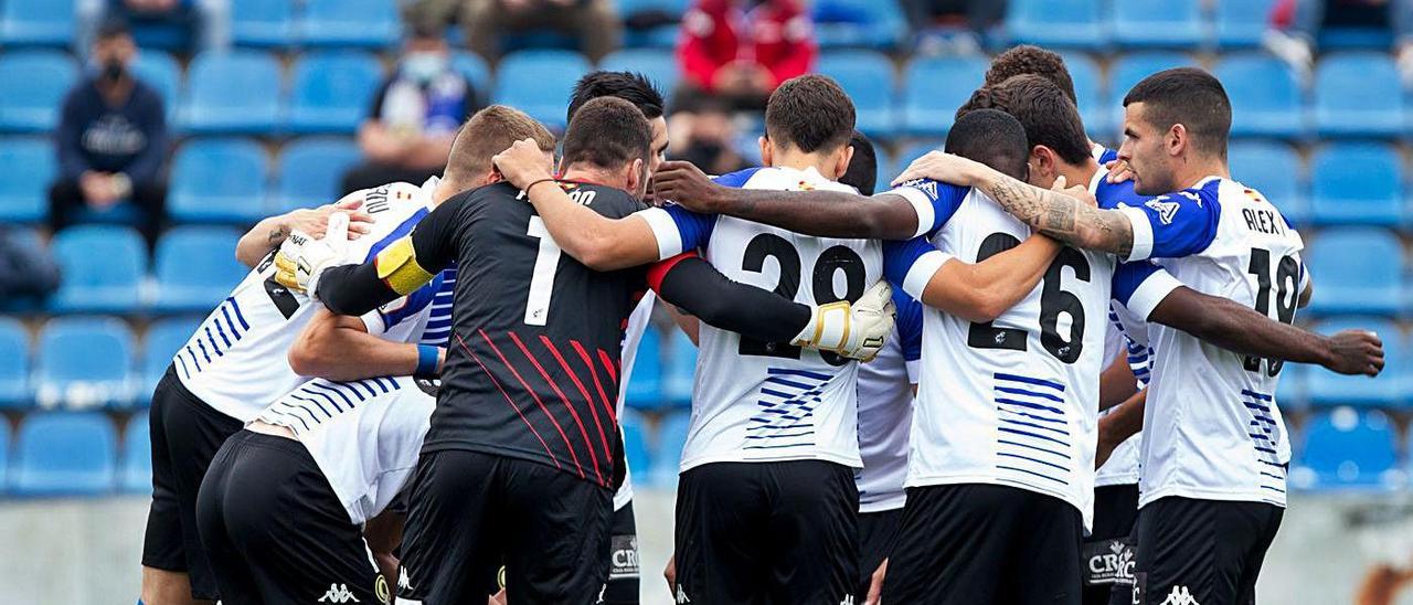 Los jugadores del Hércules antes de un partido en el Rico Pérez.