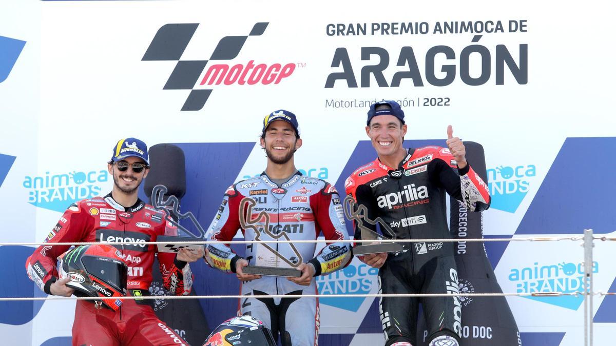 Bagnaia, Bastianini, el ganador, y Espargaró, en el podio del Gran Premio de Aragón de 2022, el último que se ha disputado.