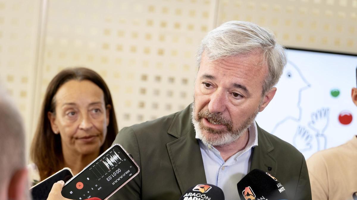 El presidente del Gobierno de Aragón, Jorge Azcón, en su visita al CEE Jean Piaget este jueves.