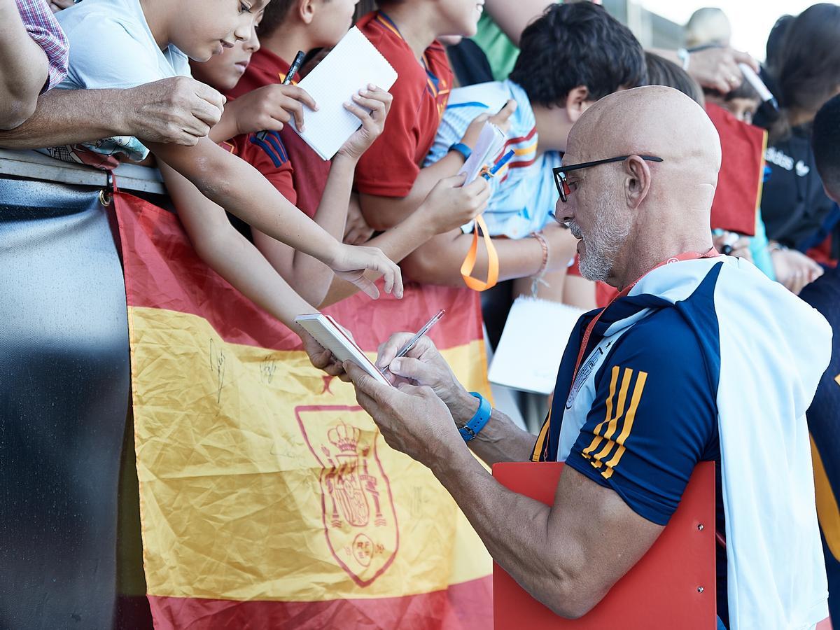 Luis de la Fuente, seleccionador español, firma un autógrafo tras la sesión de entrenamiento.