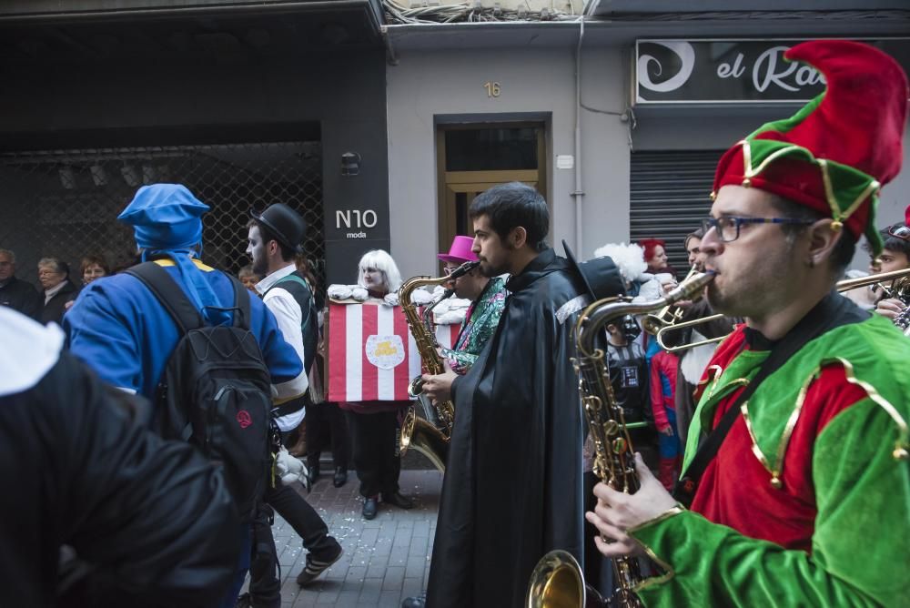 Set mil persones desborden els carrers de Sallent en un Carnaval multitudinari