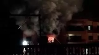 Una mujer herida en un incendio que ha destruido un piso en s'Arenal de Palma
