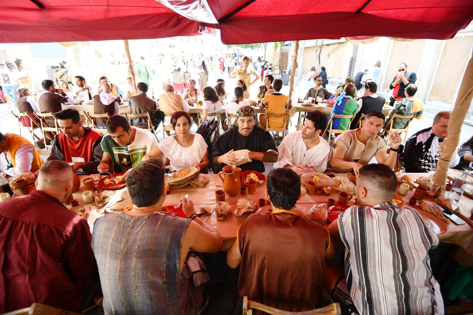 Cortesanos, bufones, damas y caballeros celebran el retorno de su señor: la Feira Franca anima Pontevedra