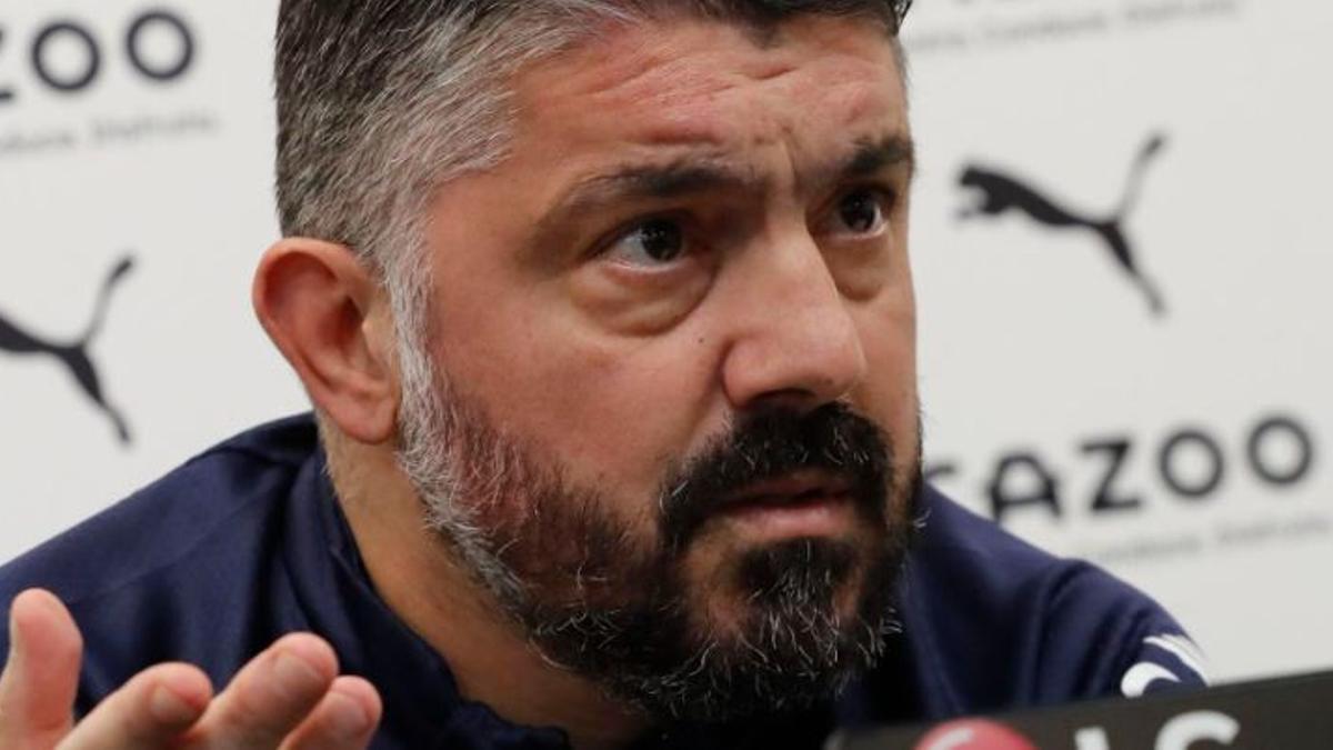 Genaro Gattuso, ayer, entrando a la sala de prensa de la Ciudad Deportiva.  | F. CALABUIG