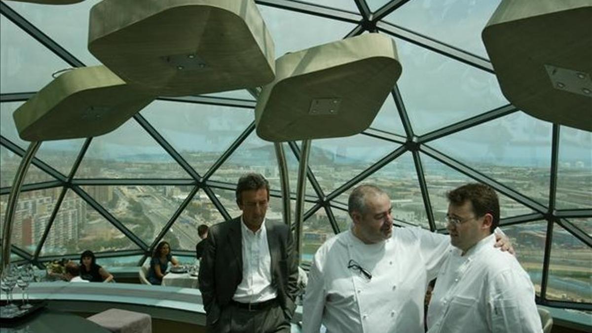 Presentación del restaurante, en mayo del 2006, con Santamaria en el centro de la imagen.