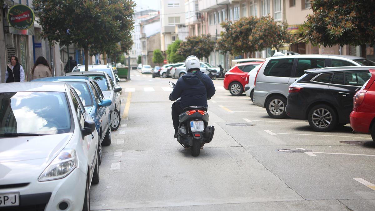 Un motociclista circulando por la calle de la Merced minutos después del suceso