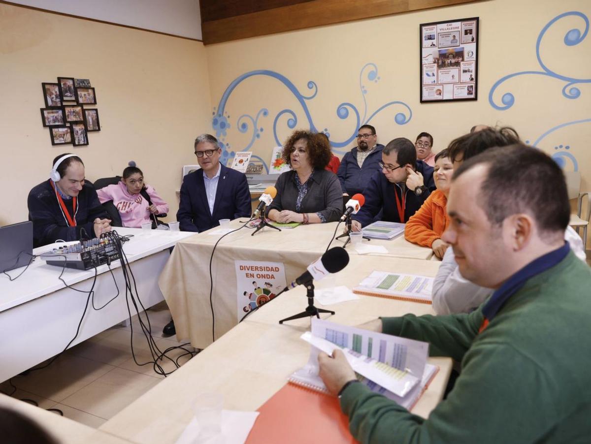 Vista de la consejera a los talleres que se desarrollan en el Cai de Villalegre.