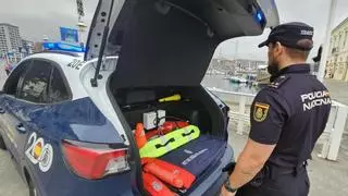 Salvan la vida a una joven de 24 años que se tiró al mar en Gijón