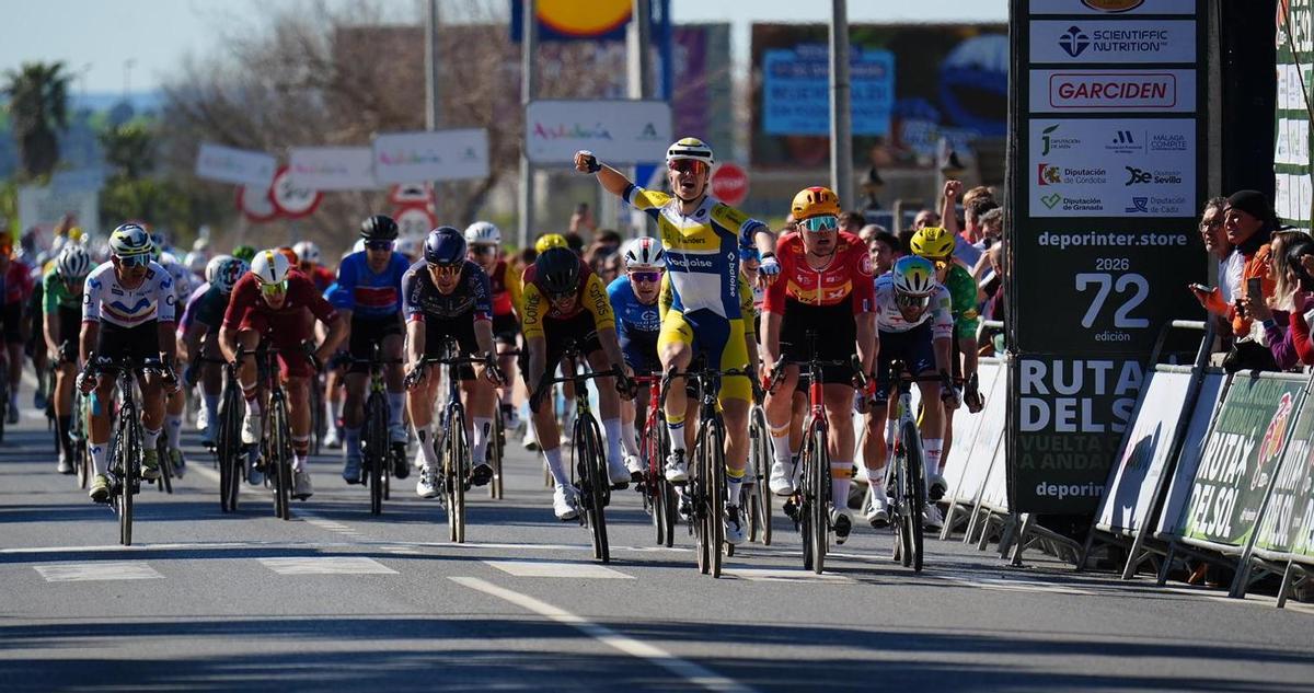 El belga Crabbe celebra la victoria en la meta de Pozoblanco.
