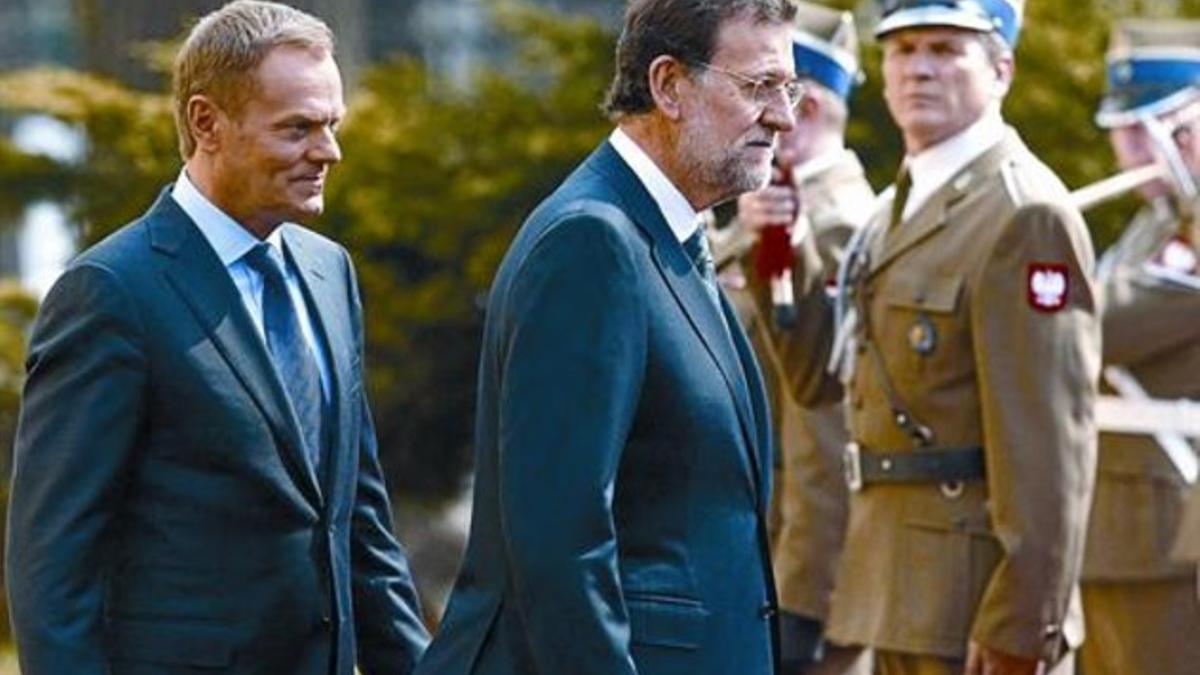 Mariano Rajoy camina seguido por Donald Tusk, ayer en Varsovia.