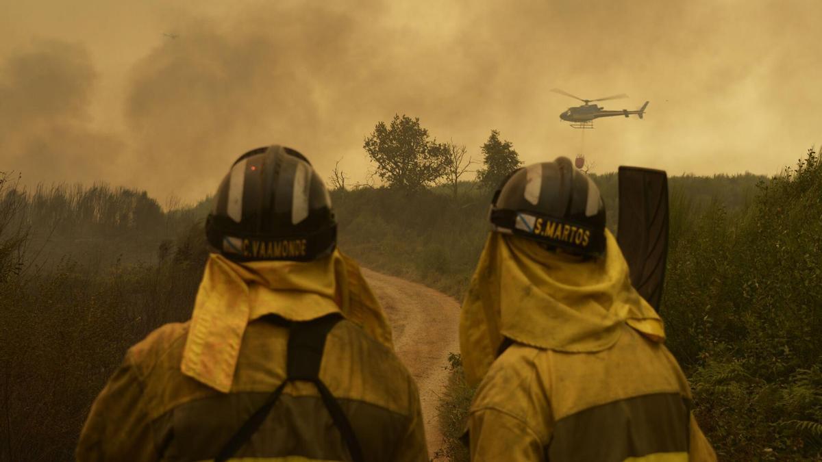 Servicios de extinción en el incendio de Cualedro, en Ourense, en 2025.