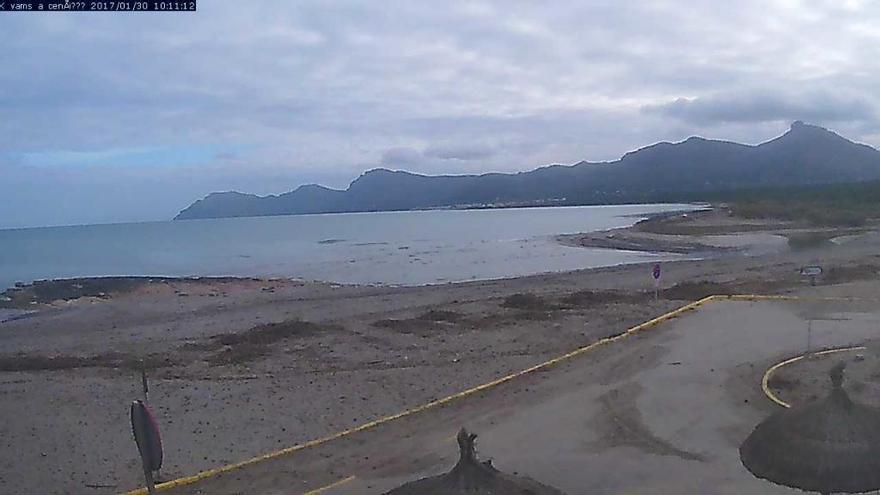 Viele Wolken und wenig Sonne am Montagvormittag (30.1.) am Strand von Son Serra de Marina.