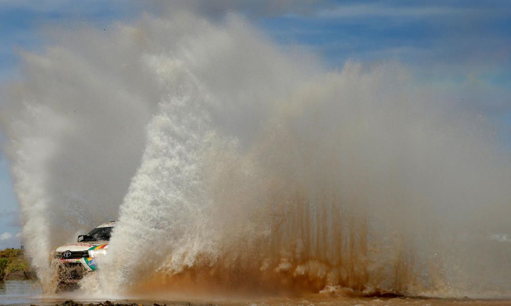 Imagen del rally Dakar 2017, tomada en la octava etapa, entre Uyuni, Bolivia, y Salta, Argentina. El piloto boliviano Alberto Rodrigo Gutiérrez of Bolivia conduce su Toyota junto al copiloto Joan Rubi.