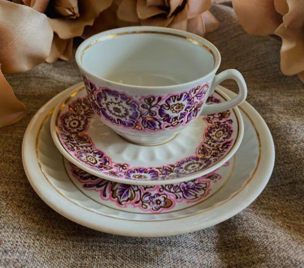 Taza y dos platos de porcelana vintage