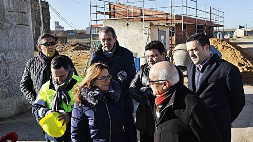 Mayte Martín Pozo y el resto de autoridades visitan las obras de la potabilizadora de Villalpando.