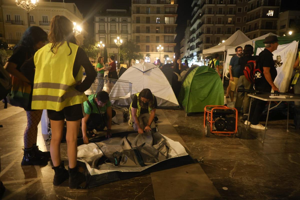 Se levanta la acampada de los docentes en plaza de la Virgen tras nueve días y la suspensión de la huelga