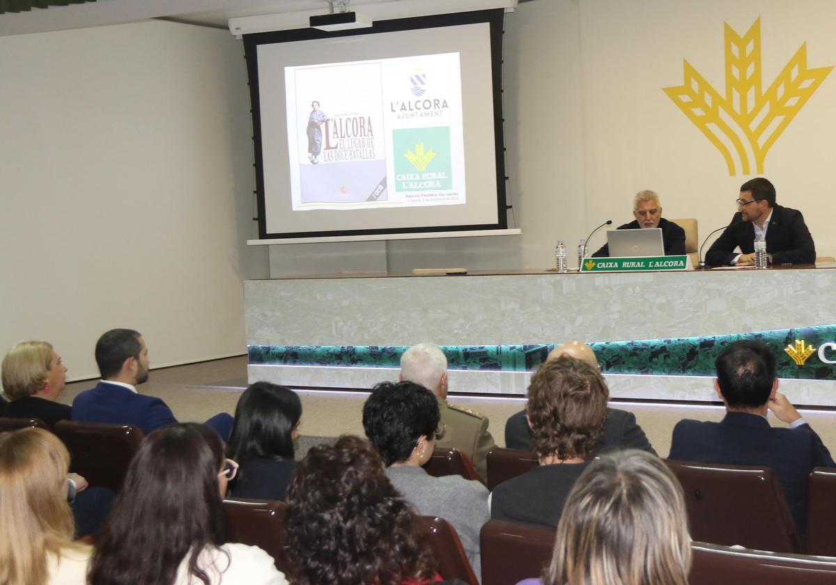 Otro momento de la presentación del libro sobre las doce batallas que protagonizó l'Alcora.