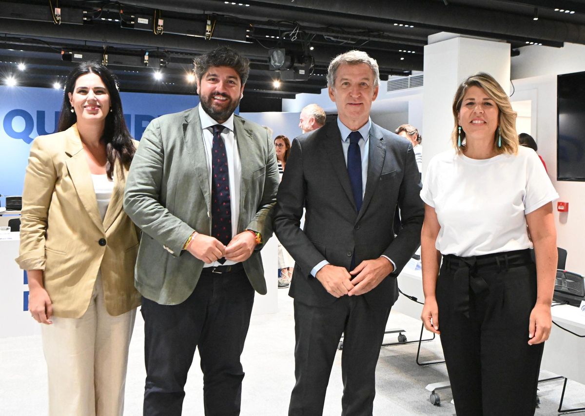 De izda. a dcha., Miriam Guardiola, Fernando López Miras, Alberto Núñez Feijóo y Noelia Arroyo.