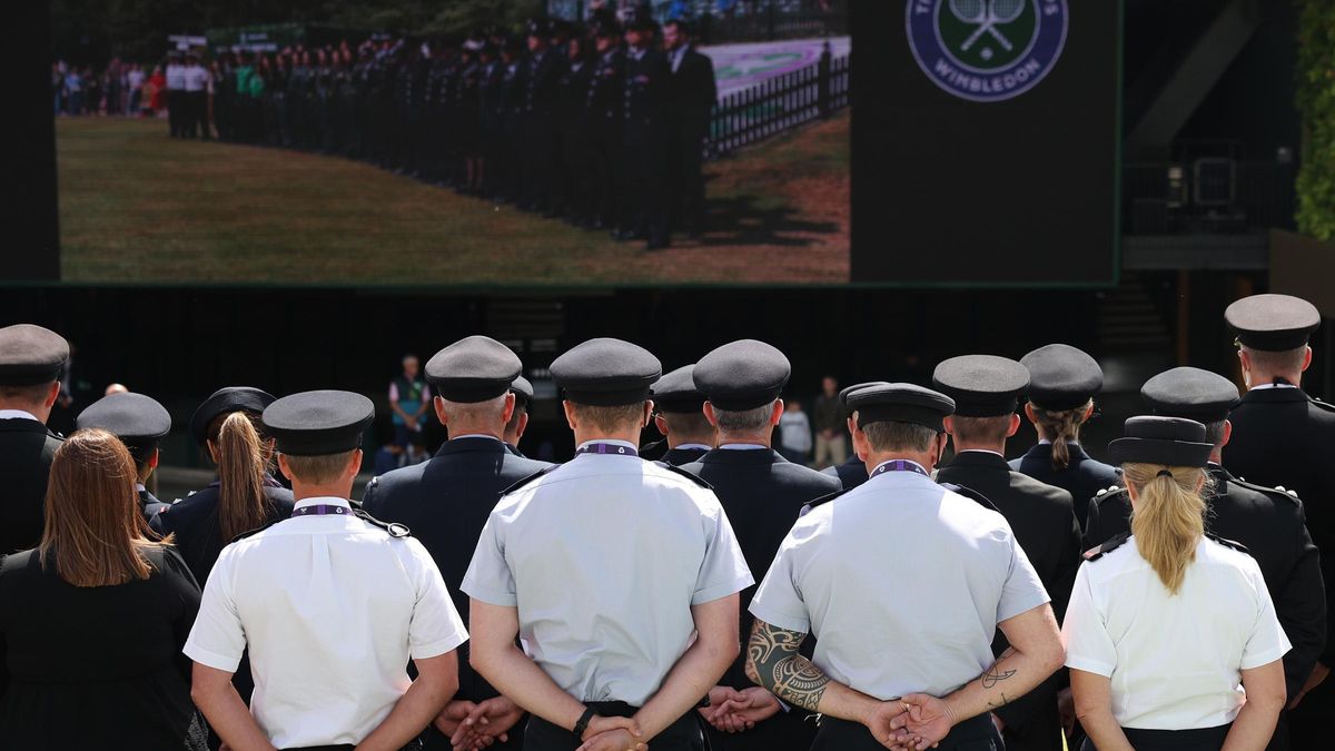Policías guardan un minuto de silencio por las víctimas de los ataques terroristas del 7 de julio de 2005, este lunes en Wimbledon.