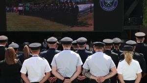 Policías guardan un minuto de silencio por las víctimas de los ataques terroristas del 7 de julio de 2005, este lunes en Wimbledon.