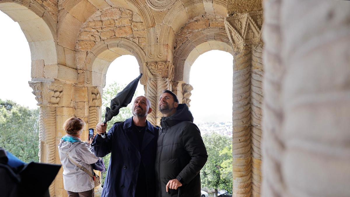 Jaime de los Santos y Álvaro Queipo visitan el Prerrománico asturiano.