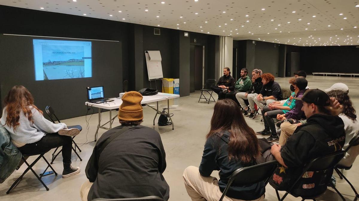 La reunió participativa sobre la reforma i millora de la pista d&#039;skate, realitzada ahir a l&#039;equipament municipal de les galeries Carme