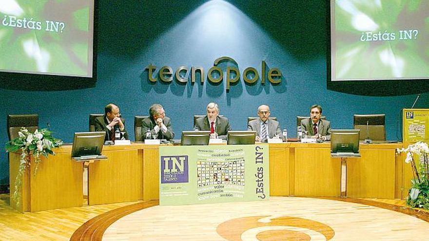 El conselleiro de Industria, en el centro, durante la inauguración de la VII Conferencia Internacional APTE en la Tecnópolis.