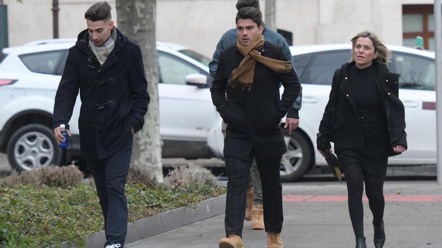 Los tres exjugadores de la Arandina entran a la Audiencia Provincial de Burgos.